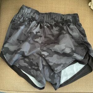 Black camo shorts with lining
